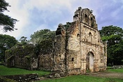 Mucho del legado virreinal español en Costa Rica subsiste en sus ermitas e iglesias que datan de ese periodo. Arriba, Iglesia colonial de Nicoya (1644), la tercera más antigua del país; a la derecha, Iglesia colonial de Orosi (1743), declarada monumento nacional; abajo, a la izquierda, ruinas de la iglesia de la Inmaculada Concepción de Ujarrás, construida entre 1686 y 1693, en Paraíso de Cartago; a la derecha, ruinas de la parroquia de Santiago Apóstol en Cartago, Patrimonio Cultural de Costa Rica. Cartago fue la capital de Costa Rica desde la fundación de la ciudad, en 1563, hasta 1823.