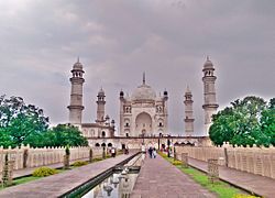 Bonita vista de la Bibi Ka Maqbara