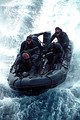 Un grupo de SEALs en una lancha semirrígida.