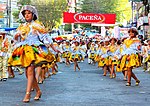 Izquierda, danzantes de kullawada en la Fiesta del Gran Poder de 2015, Bolivia. En la otra imagen, kullawada interpretada por la UNMSM de Lima de 2019, Perú.