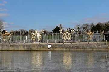 View from the outside of screens at Hampton Court Palace, c. 1700