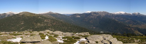 Vista de la cara sur de la zona central de la sierra de Guadarrama vista desde la cima de La Peñota.