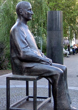 Estatua de Bertolt Brecht en el exterior del teatro Berliner Ensemble.