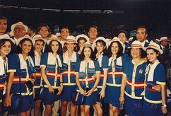 Arriba: La selección en el desfile inaugural de Atlanta 1996. Centro: El equipo durante un traslado en autobús en Atlanta. Abajo: El conjunto con el resto de la delegación.