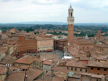 Piazza del Campo de Siena, un ejemplo de trazado irregular medieval y de Piazza della Signoria, como espacio de respeto frente al ayuntamiento (comuna), máximo poder público en las ciudades-estado italianas. Es un magnífico ejemplo de utilización en festividades y espectáculos: alberga anualmente el Palio di Siena, una frenética carrera de caballos en que los barrios de la ciudad se disputan el honor de albergar un estandarte en su parroquia