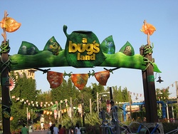 Entrada al área A Bug's Land (2002-2018), inspirada en A Bug's Life y ubicada en el parque Disney California Adventure.