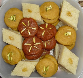 Gajar ka Halwa as mithai (red discs present in middle)