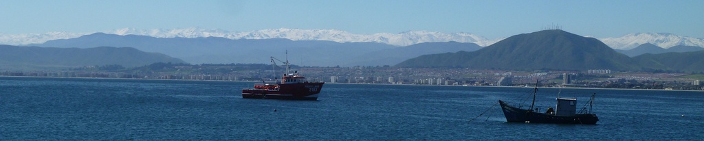  Vista de la ciudad de La Serena desde la costa de Coquimbo; en la fotografía se puede observar la Avenida del Mar, el Cerro Grande y la Cordillera de Los Andes nevada al fondo.