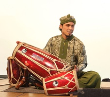 A member of the Sundanese Gamelan quintet Samba-Sunda, a family playing Sundanese drums (Kendang Sunda).