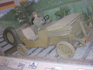 Автодрезина времён Второй мировой войны на основе Виллиса МБ или Форда GPW Jeep[Комм 2] на железнодорожных катках вместо колёс. Диорама в экспозиции Музея транспорта армии США, Форт Юстис[англ.], штат Вирджиния, США.