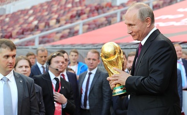 Президент России Владимир Путин на церемонии держит в руках трофей чемпионата мира по футболу — Кубок мира ФИФА.