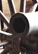 Rifled mountain cannon of the French La Hitte system, "Canon de montagne de 4 modèle 1859 Le Pétulant". Caliber: 86 mm. Length: 0.82 m. Weight: 101 kg (208 kg with carriage). Ammunition: 4 kg shell. Its hexagonal rifling is shown in detail.