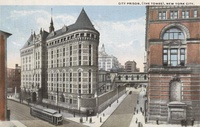El "puente de los suspiros" que conectaba la prisión Tombs de 1902 con el edificio de tribunales criminales de Manhattan de 1894. Vista hacia el oeste desde Centre Street
