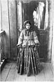 Шушинская азербайджанка в национальной шёлковой одежде[83]
