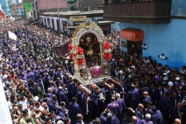 Procesión multitudinaria del Señor de los Milagros por las calles de Lima.