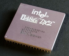 Vista superior de una CPU Intel 80486DX2 en un paquete PGA de cerámica.