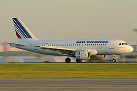 Airbus A319-100 Air France на взлётной полосе