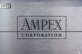 Логотип Ampex на аппаратуре