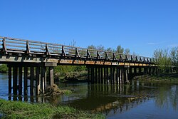 Мост через низовье Бзуры около Компины весной 2010 года