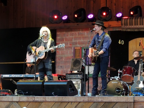 Харрис и Родни Кроуэлл на Telluride Bluegrass Festival, 2013 г.