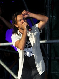 Эдди Веддер на сцене с Pearl Jam в Пистойя, Италия, 20 сентября 2006