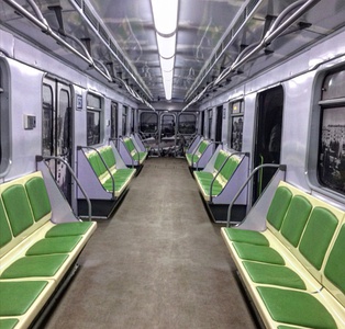 Интерьер вагона модернизированного в Ереване вагона в зелёной окраске. Сиденья имеют раздельные спинки и сидушки, поручни и воздухозаборники не модифицированы, светильники полуцилиндрические