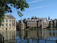 Правительственный комплекс Бинненхоф в Гааге. Слева в центре башня Торентье — офис премьер-министра.