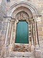 San Miguel Psicopompos representado pesando las almas mientras un demonio intenta desequilibrar la pesada en una de las puertas góticas de la Iglesia de Santa María del Azogue (Betanzos, A Coruña, España).