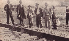 Expertos japoneses inspeccionando la zona donde se produjo el sabotaje del Ferroviario, septiembre de 1931