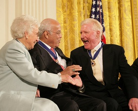 Пол Джонсон (справа) принимает поздравления от Нормана Френсисаruen и Рут Джонскон Колвин после вручения ему президентом Дж. Бушем Президентской медали свободы, Вашингтон, 15.12.2006