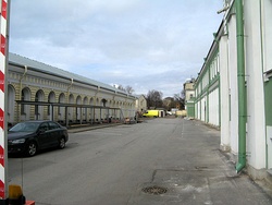 Слева — манеж Первого кадетского корпуса, справа — дворец Петра II