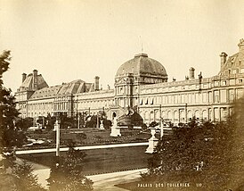Вид центрального корпуса со стороны сада Тюильри (1867)