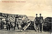 A la izquierda, soldados montenegrinos en el monte Tarabosh, cercano a Escútari. A la derecha, un cañón otomano, en el mismo.