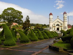 Iglesia y parque de topiarios en Zarcero.