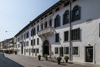 Palazzo Loredan a Santa Marina in Castello, Palazzo Signolo Loredan in Dorsoduro, and Palazzo Loredan-Porcia in Pordenone, Friuli.