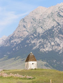 Родовая башня Черчесовых, окрестности села Цамад в Северной Осетии, Россия