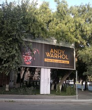 Рекламный щит в Баку, информирующий о выставке работ Энди Уорхола в Культурном центре Гейдара Алиева