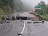 Desprendimiento en una carretera de acceso al túnel de Somport de Huesca por las fuertes lluvias.