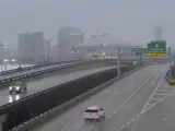 Poco tráfico pasa a lo largo de la autopista Pontchartrain (US Hwy 90) mientras llueve a causa del huracán Francine en Nueva Orleans, miércoles 11 de septiembre de 2024.