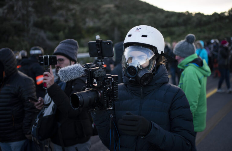 Renata Brito covering protests in the Spain-France border