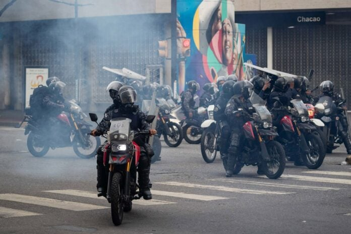 Integrantes de la Policía Nacional Bolivariana (PNB) enfrentan a manifestantes opositores