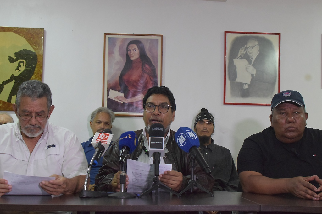 Manuel Isidro y Oscar Figuera, leyendo el comunicado conjunto