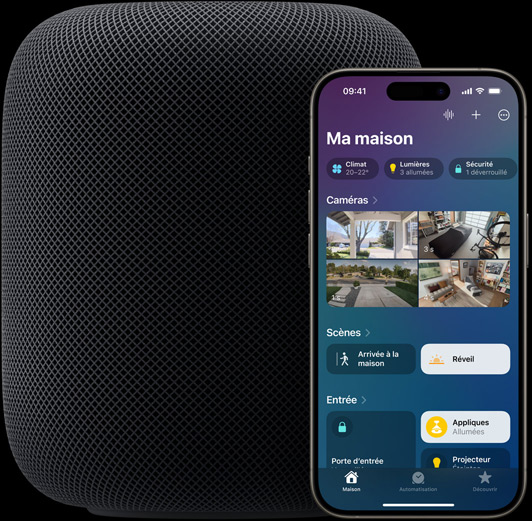 Un iPhone affichant l’écran d’accueil de l’app Maison est placé légèrement devant une enceinte HomePod