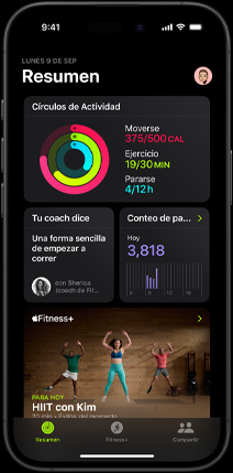 Pantalla de la pestaña Resumen en la app Fitness que muestra los círculos de Actividad, Consejos de Entrenamiento, Conteo de Pasos y entrenamientos recomendados de Fitness+ en el iPhone