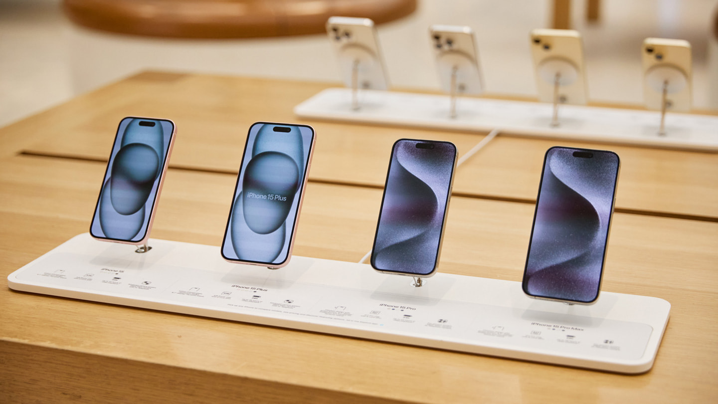 تشكيلة iPhone 15 على طاولة العرض في متجر Apple Regent Street في لندن.