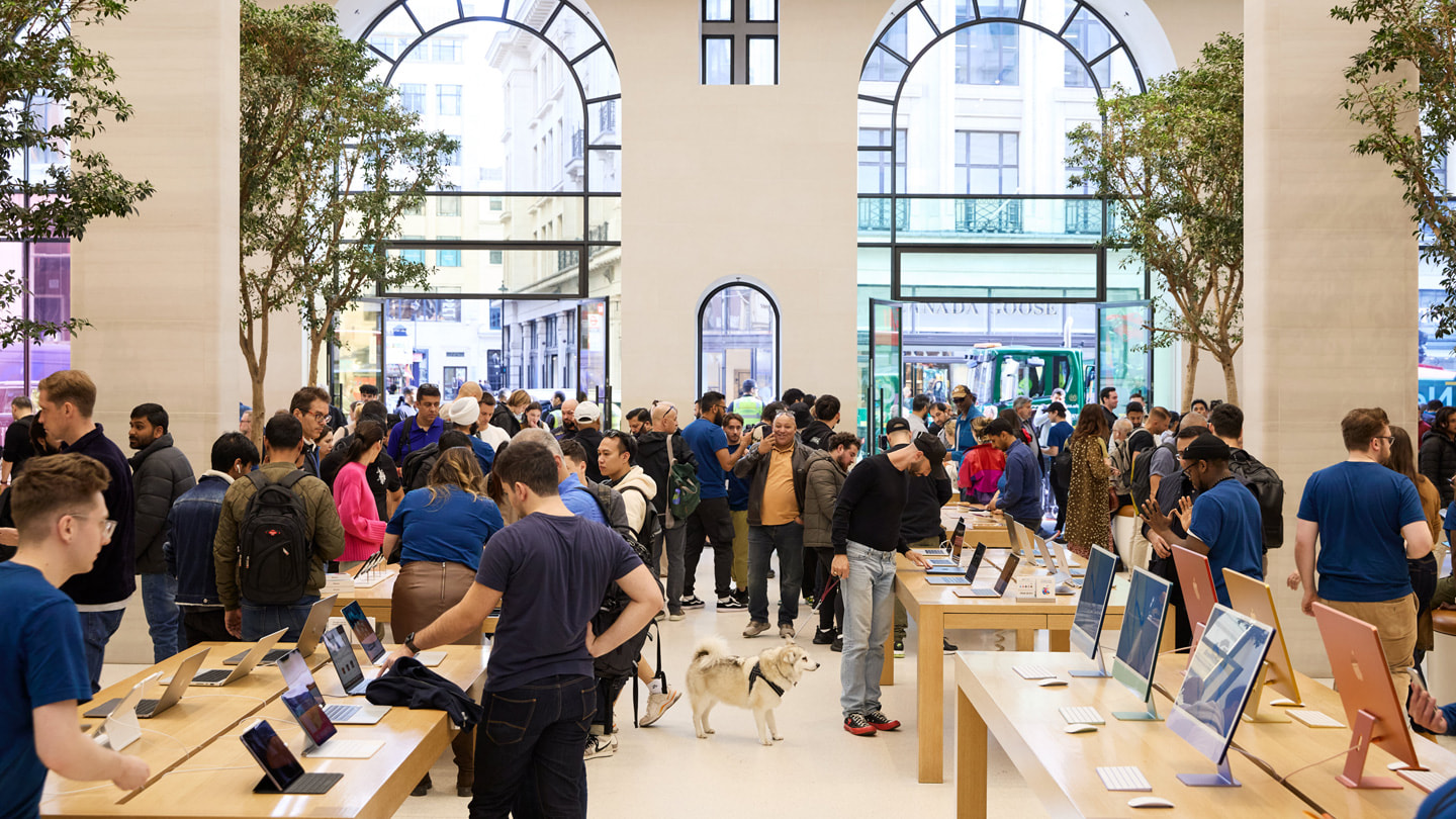 مجموعة من العملاء وأعضاء الفريق داخل متجر Apple Regent Street في لندن.