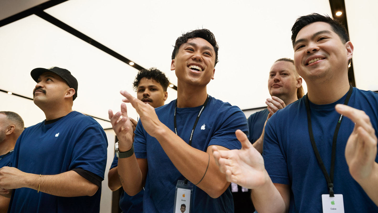 El equipo recibe con un aplauso a los clientes de Apple Sydney, Australia.