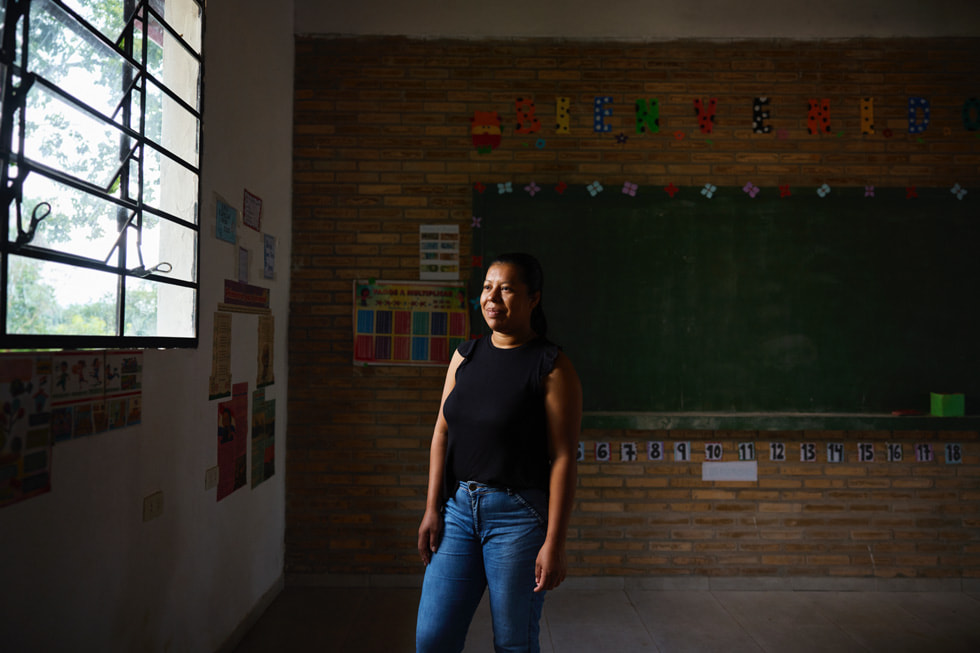 Sara Mariotti Casiano de pie en un salón de clase.