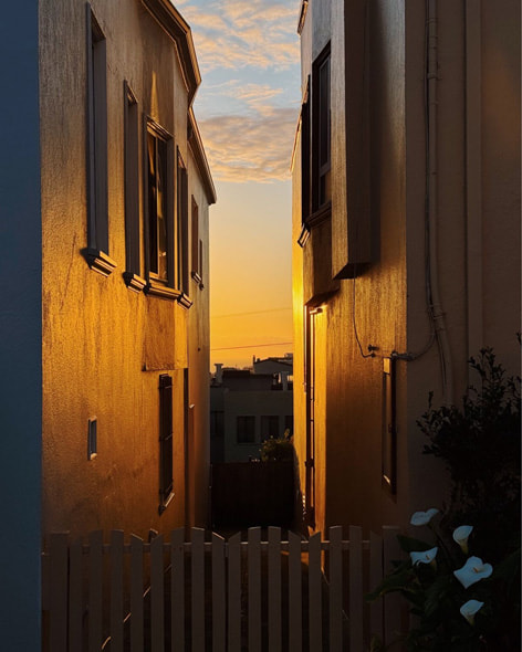 Ein mit dem iPhone 15 Pro aufgenommenes Foto von Dan Tom zeigt das historische Viertel Outer Richmond in San Francisco bei Sonnenuntergang. 