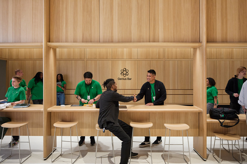 ภาพลูกค้ากำลังเดินเข้า Apple Tysons Corner ระหว่างที่ทีมงานปรบมือ